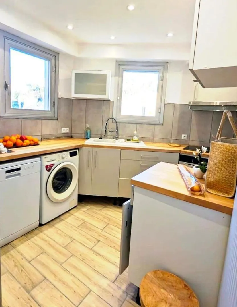 3P 72M2 Vue Exceptionnelle Cathedrale St Nicolas Et Mer Nice France